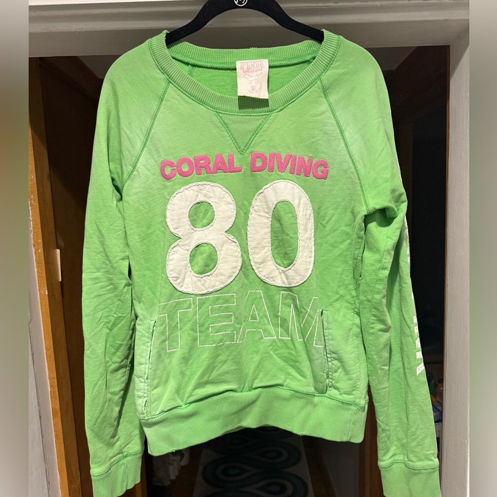 Pink by Victoria’s Secret pullover sweatshirt in green super adorable!